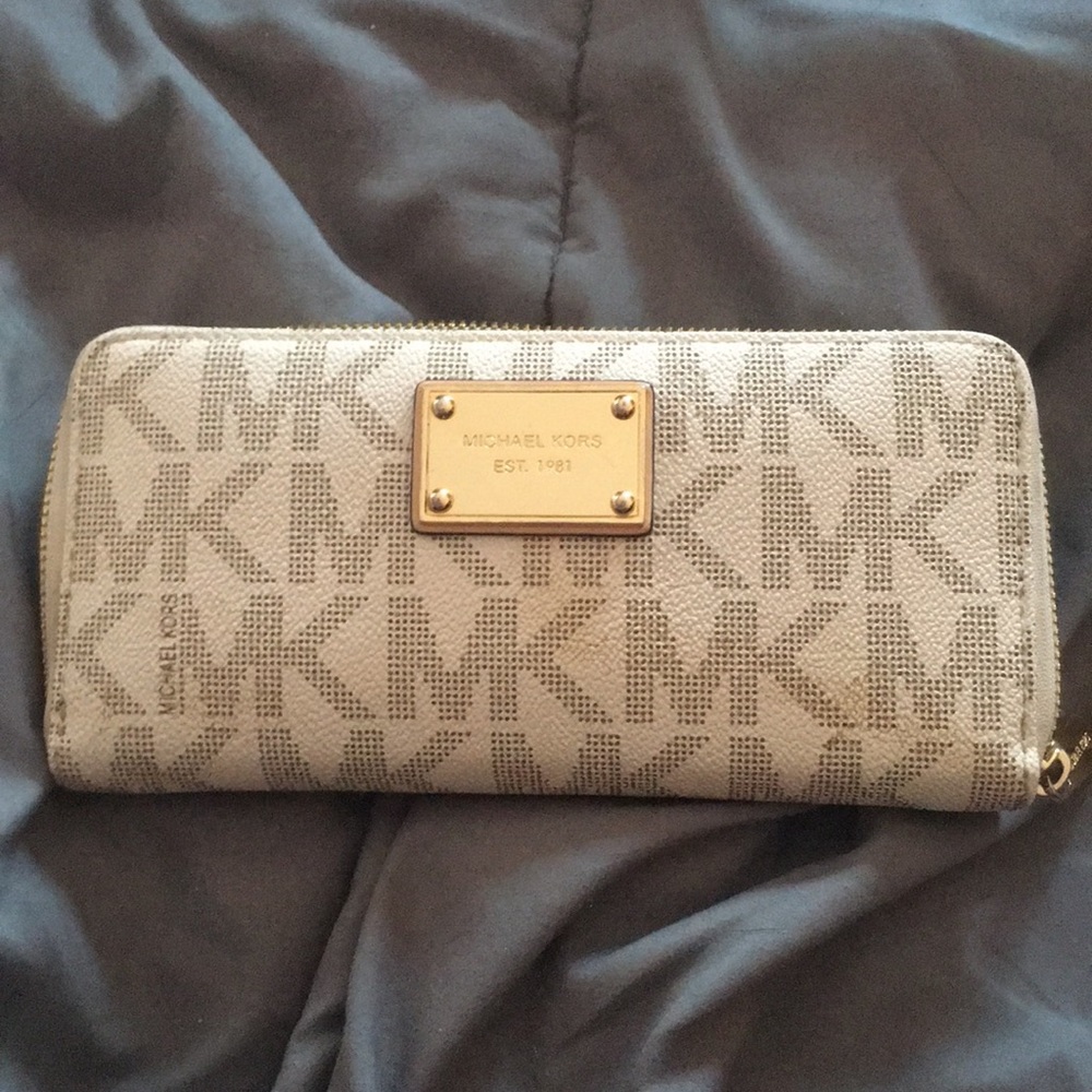 White Michael Kors Wallet